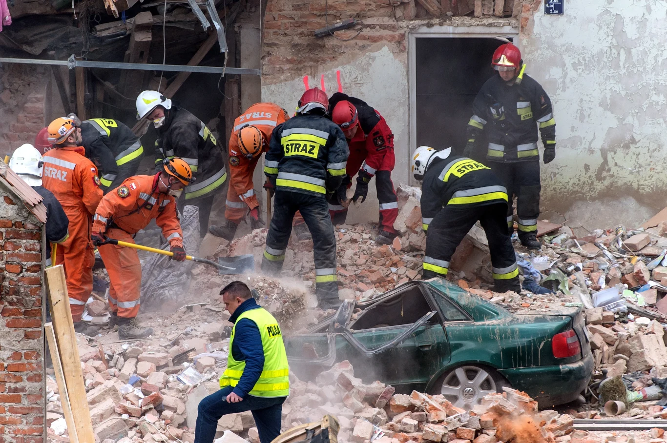 Strażacy i ratownicy na miejscu wypadku Strażacy i ratownicy na miejscu wypadku