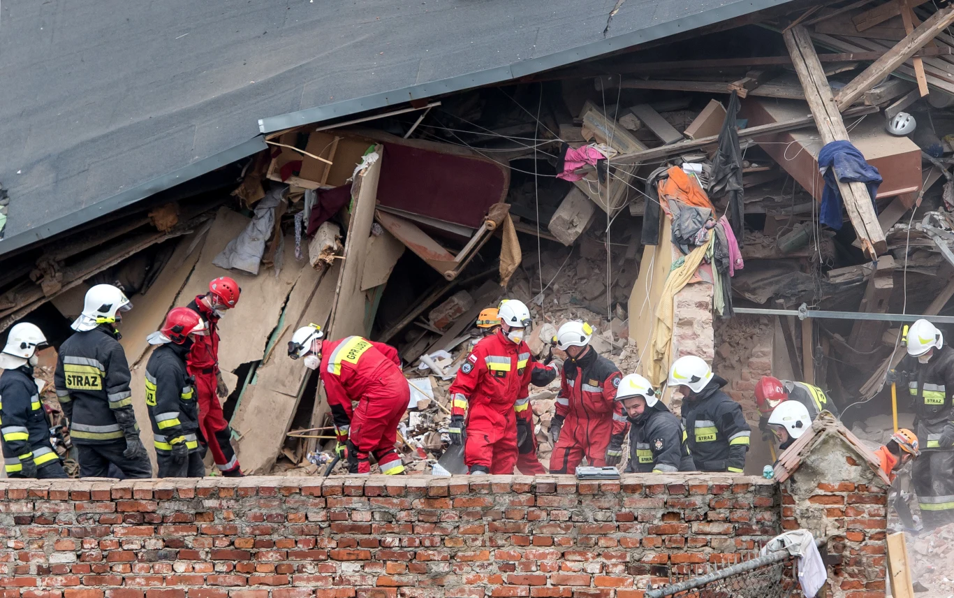 Strażacy i ratownicy na miejscu wypadku Strażacy i ratownicy na miejscu wypadku