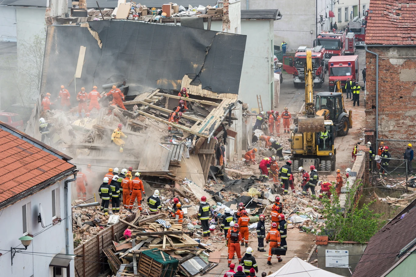Strażacy i ratownicy na miejscu wypadku Strażacy i ratownicy na miejscu wypadku
