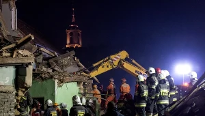 Strażacy i ratownicy na miejscu wypadku przy ul. Krasickiego w Świebodzicach