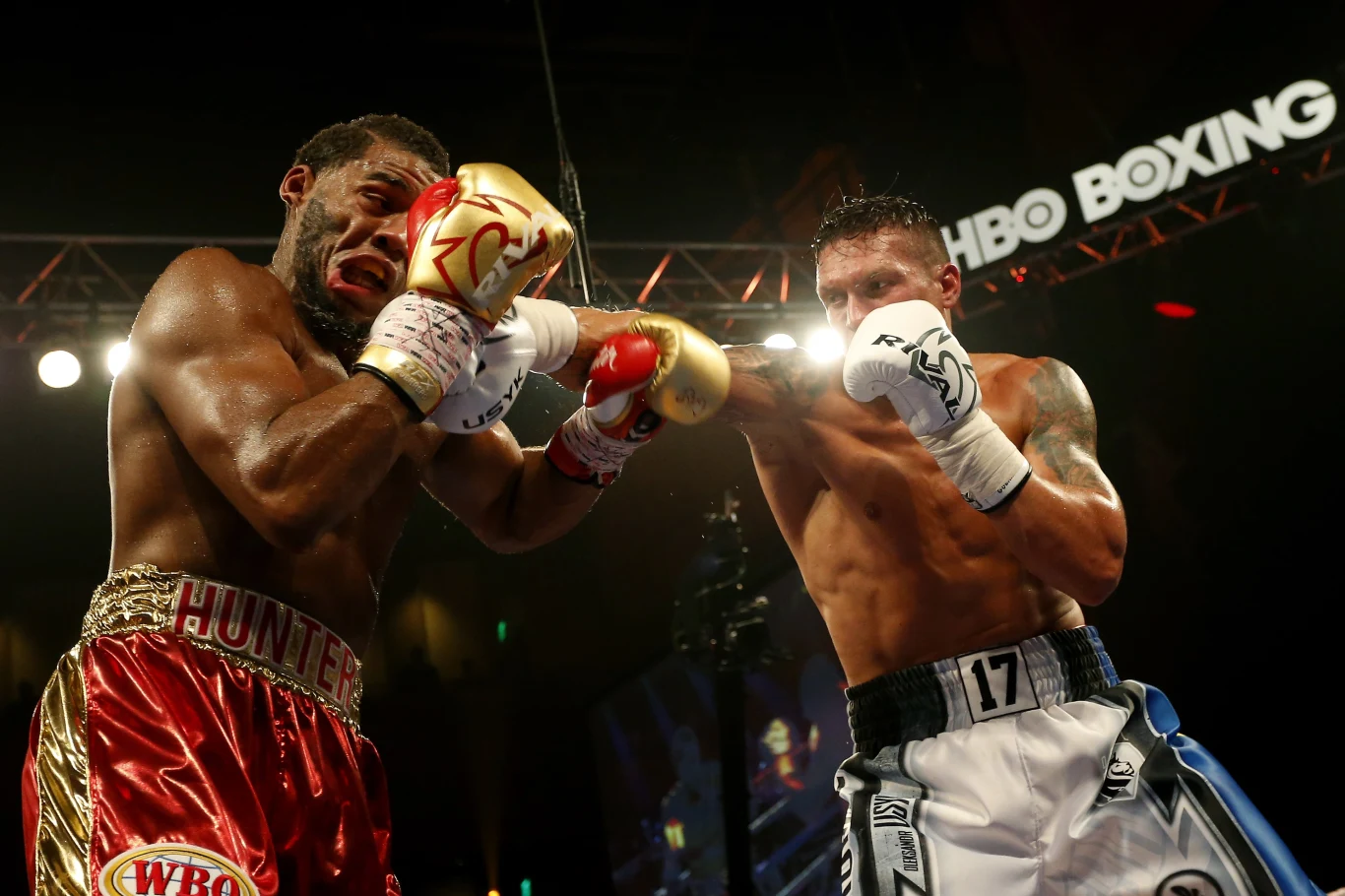 Ołeksandr Usyk (z prawej) i Mike Hunter Ołeksandr Usyk (z prawej) i Mike Hunter