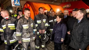 Premier Beata Szydło i szef MSWiA Mariusz Błaszczak rozmawiają ze strażakami na miejscy wypadku w Świebodzicach