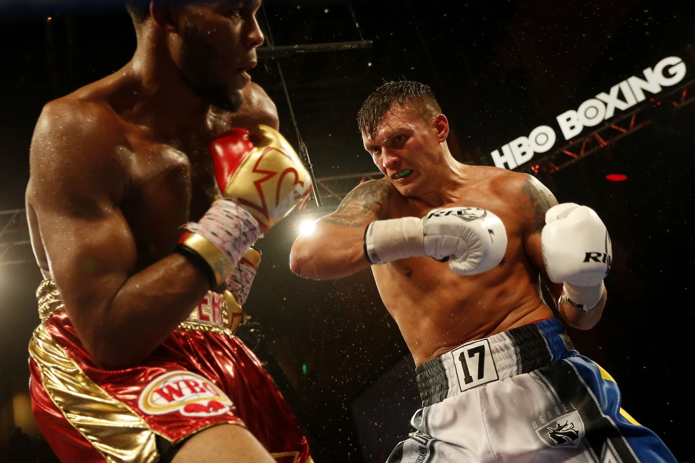 Aleksander Usyk (z prawej) pokonał na punkty Michaela Huntera Aleksander Usyk (z prawej) pokonał na punkty Michaela Huntera