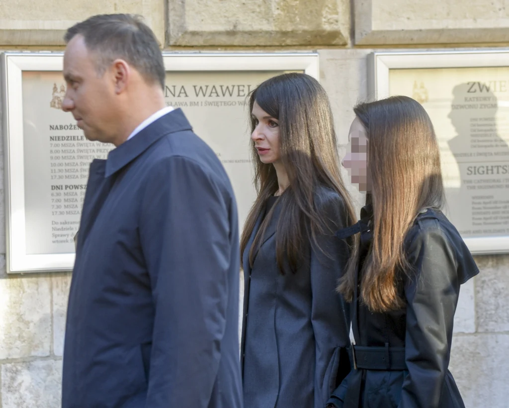 Marta Kaczyńska wraz z córkami wzięła udział w obchodach 7. rocznicy katastrofy smoleńskiej. Obecny był także prezydent Andrzej Duda Marta Kaczyńska wraz z córkami wzięła udział w obchodach 7. rocznicy katastrofy smoleńskiej. Obecny był także prezydent Andrzej Duda