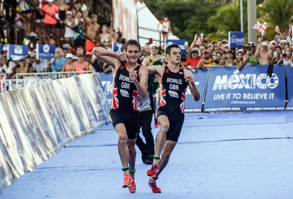 Alistair i Jonny Brownlee na pamiętnym finiszu zawodów w Meksyku