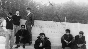 The Beatles w 1960 roku. Stuart Suttclife na zdjęciu w okularach przeciwsłonecnzych