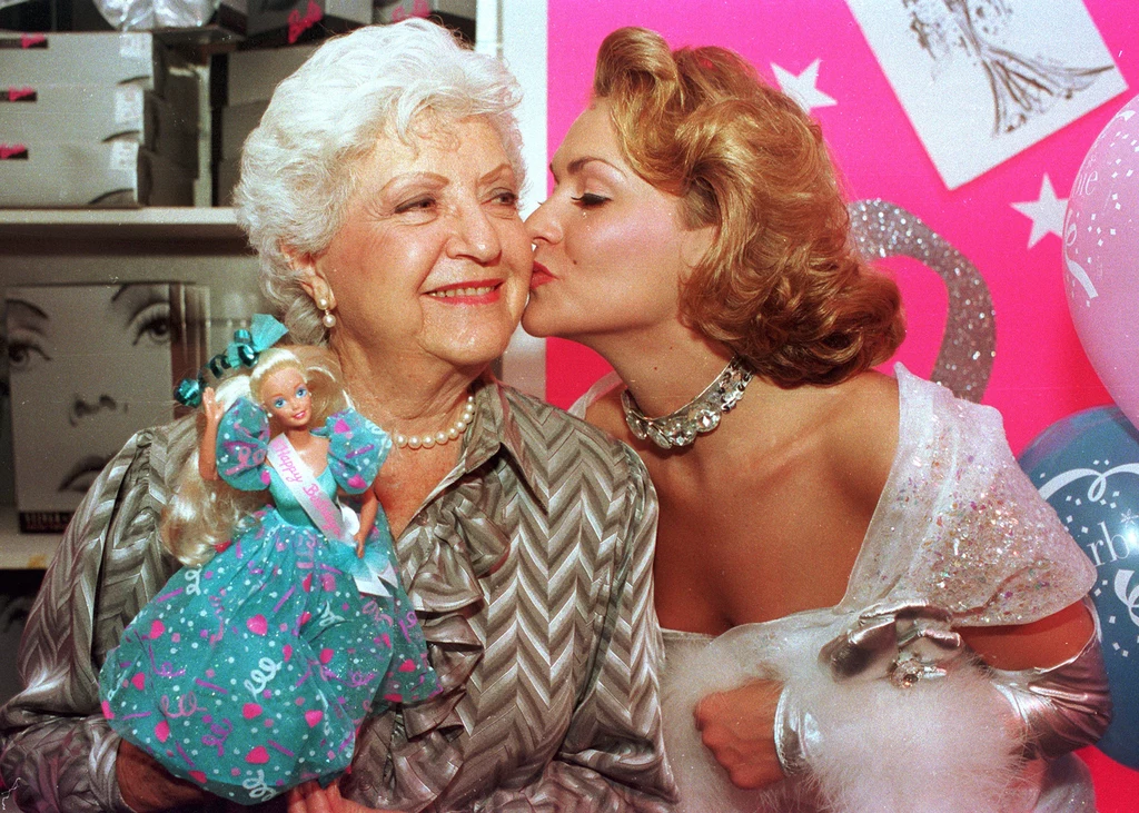 Ruth Handler podczas 35. urodzin Barbie, fot. Robert Clark