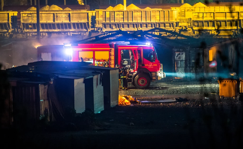 Spłonął obóz dla uchodźców w Grande-Synthe w północnej Francji. Wcześniej wybuchły tam bójki między migrantami, a także między nimi i interweniującą policją. Spłonął obóz dla uchodźców w Grande-Synthe w północnej Francji. Wcześniej wybuchły tam bójki między migrantami, a także między nimi i interweniującą policją.