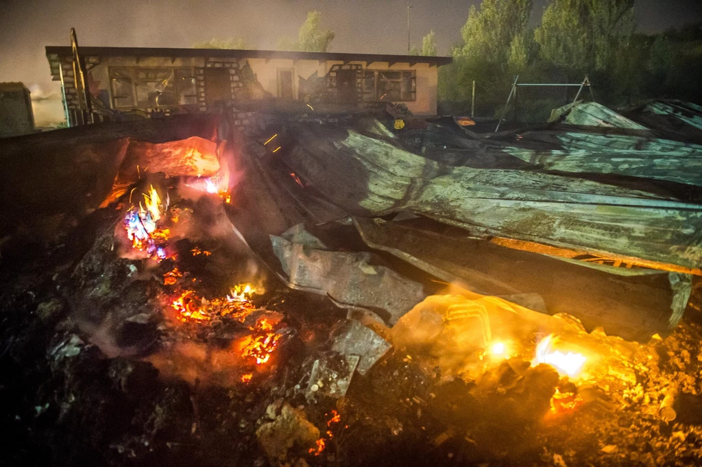 Spłonął obóz dla uchodźców w Grande-Synthe w północnej Francji. Wcześniej wybuchły tam bójki między migrantami, a także między nimi i interweniującą policją. Spłonął obóz dla uchodźców w Grande-Synthe w północnej Francji. Wcześniej wybuchły tam bójki między migrantami, a także między nimi i interweniującą policją.