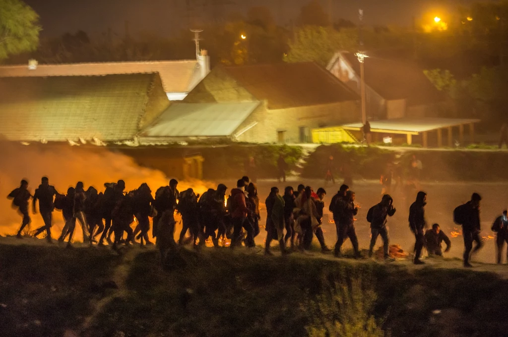 Spłonął obóz dla uchodźców w Grande-Synthe w północnej Francji. Wcześniej wybuchły tam bójki między migrantami, a także między nimi i interweniującą policją. Spłonął obóz dla uchodźców w Grande-Synthe w północnej Francji. Wcześniej wybuchły tam bójki między migrantami, a także między nimi i interweniującą policją.