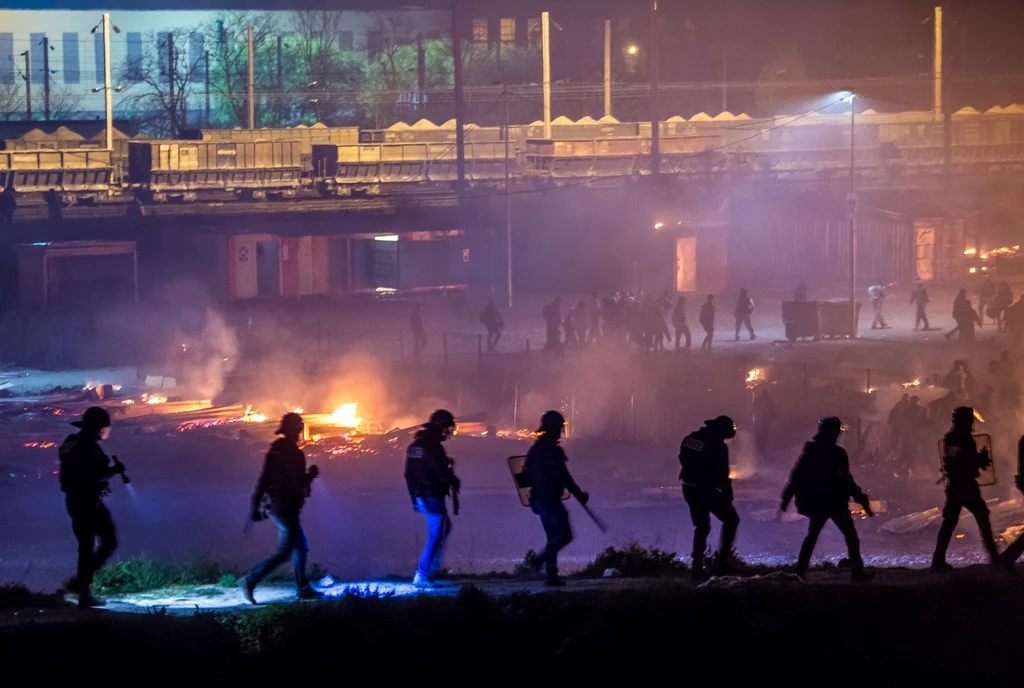 Spłonął obóz dla uchodźców w Grande-Synthe w północnej Francji. Wcześniej wybuchły tam bójki między migrantami, a także między nimi i interweniującą policją. Spłonął obóz dla uchodźców w Grande-Synthe w północnej Francji. Wcześniej wybuchły tam bójki między migrantami, a także między nimi i interweniującą policją.