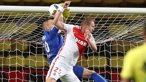 Kamil Glik w walce o górną piłkę