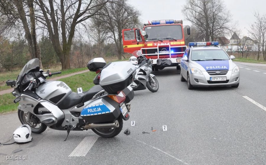 Na skutek potrącenia policjant przewrócił się i z obrażeniami ciała trafił do szpitala