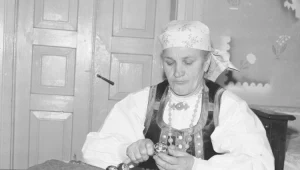Kobieta zdobi pisanki. Zdjęcie z połowy lat 70. zeszłego stulecia