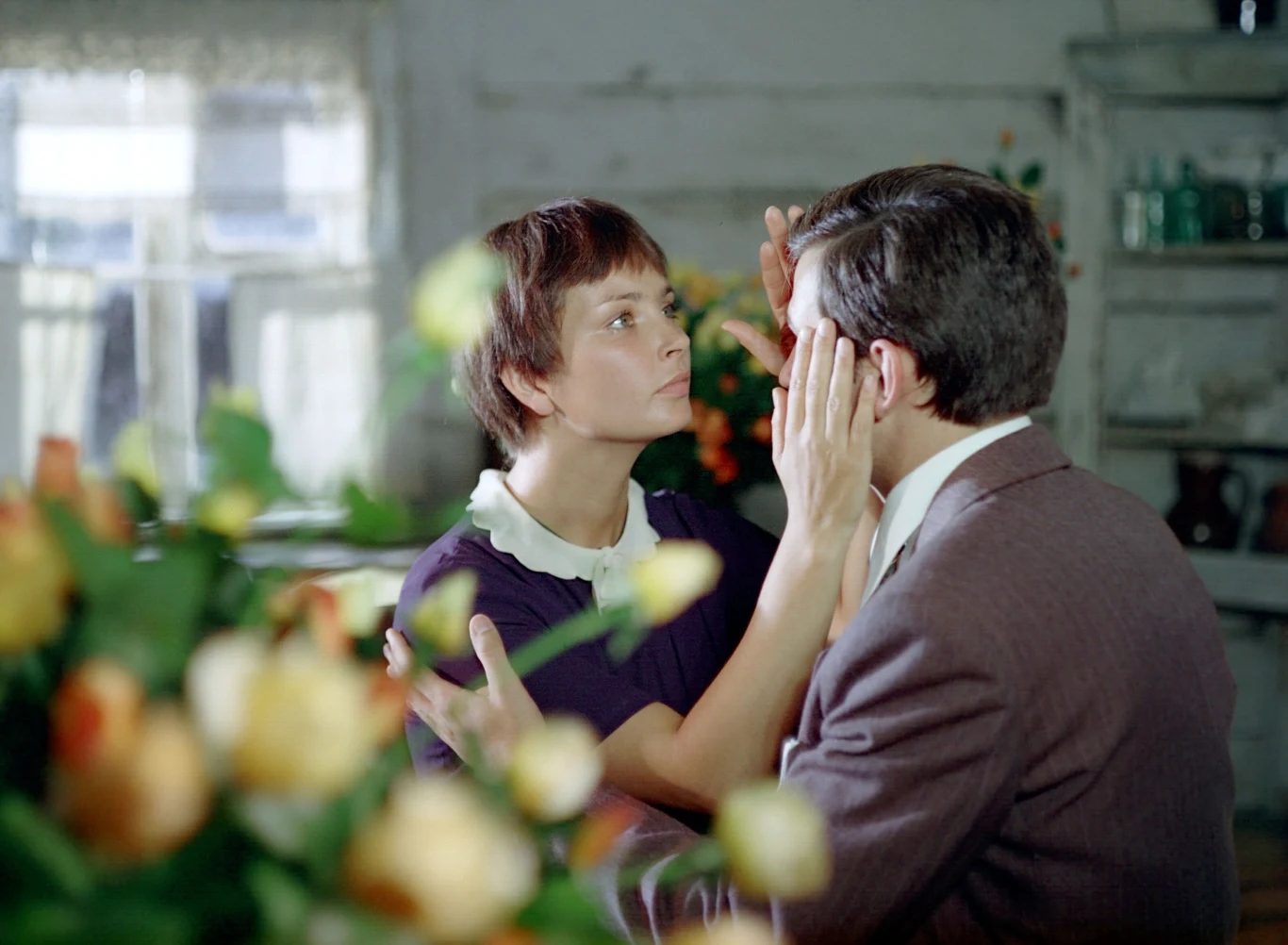 Reżyser Jerzy Hoffman nie pierwszy raz sięgnął po melodramat z mezaliansem w tle - pięć lat wcześniej sukces odniosła "Trędowata". W "Znachorze" w roli młodego hrabiego Czyńskiego widział ponoć Daniela Olbrychskiego (który miał już za sobą rolę Kmicica i Azji), ale ten się nie zgodził.

Annie Dymnej partnerował Tomasz Stockinger. "Lubiliśmy bardzo sceny całowania, często prosiliśmy, żeby jeszcze jedną próbę zrobić. Myślę, że mieliśmy z Anią tzw. chemię" - wspomina aktor. 