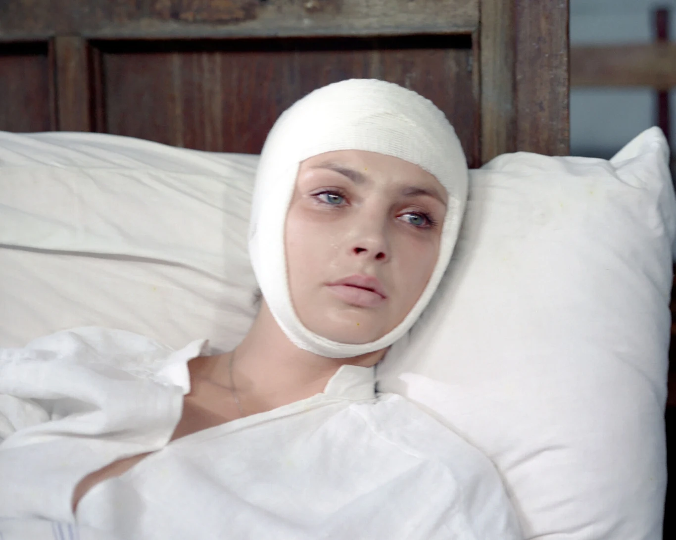 "Był pan chłopcem szalenie utalentowanym i doszedł pan do sławy, forsy i szacunku: czy nie mógłby pan również zrobić wartościowego filmu?" - pisał zdegustowany krytyk Zygmunt Kałużyński. Grająca w filmie jedną z głównych ról Anna Dymna usłyszała kiedyś, że "Znachor" to takie "lukrowane gówienko dla kucharek". 