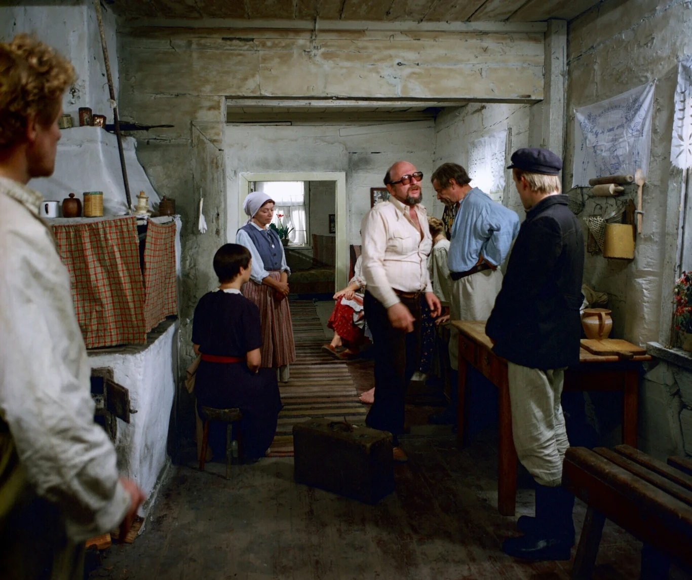 Jerzy Hoffman (C) remake "Znachora" postanowił zrobić w 1981 r., gdy trwał karnawał Solidarności i buzowały emocje mające niewiele wspólnego z przedwojennym melodramatem Dołęgi-Mostowicza. Kiedy rok później, już w stanie wojennym, film trafił do kin, okazał się strzałem w dziesiątkę.

Widzowie, którzy pamiętali tylko przedwojenną wersję (z Kazimierzem Junoszą-Stępowskim i Elżbietą Barszczewską), rażącą nieznośną manierycznością, szturmowali kina. Krytykom pozostało bezsilne zgrzytanie zębami. 