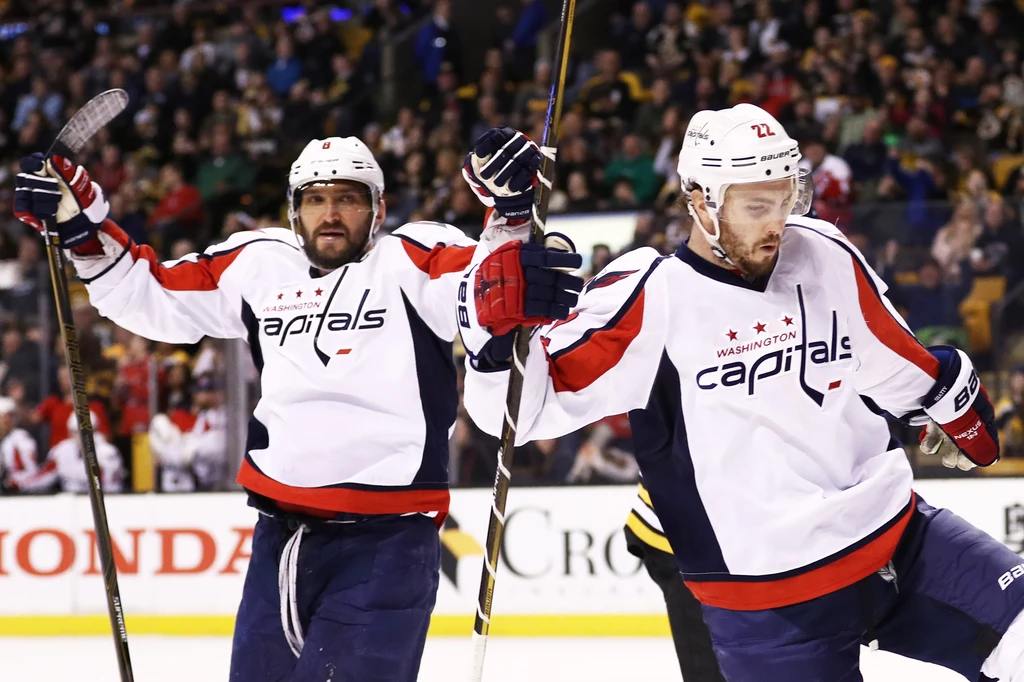 Aleksander Owieczkin (z lewej) i Kevin Shattenkirk z Washington Capitals Aleksander Owieczkin (z lewej) i Kevin Shattenkirk z Washington Capitals