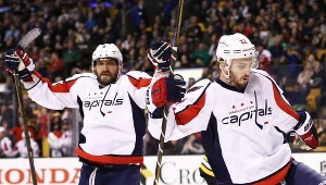 Aleksander Owieczkin (z lewej) i Kevin Shattenkirk z Washington Capitals