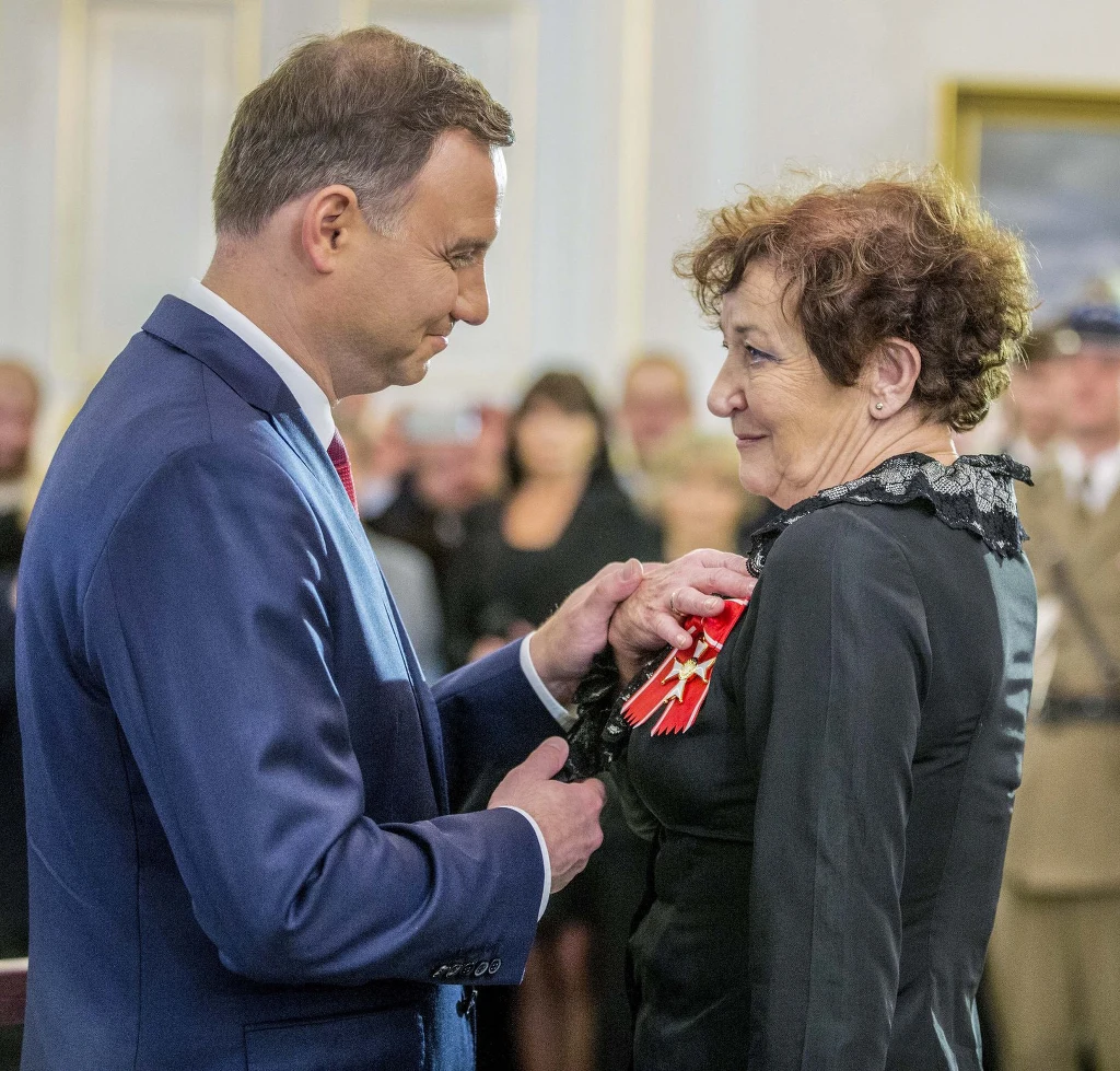 Andrzej Duda w 2015 roku odznaczył Ewę Dałkowską Krzyżem Komandorskim Orderu Odrodzenia Polski