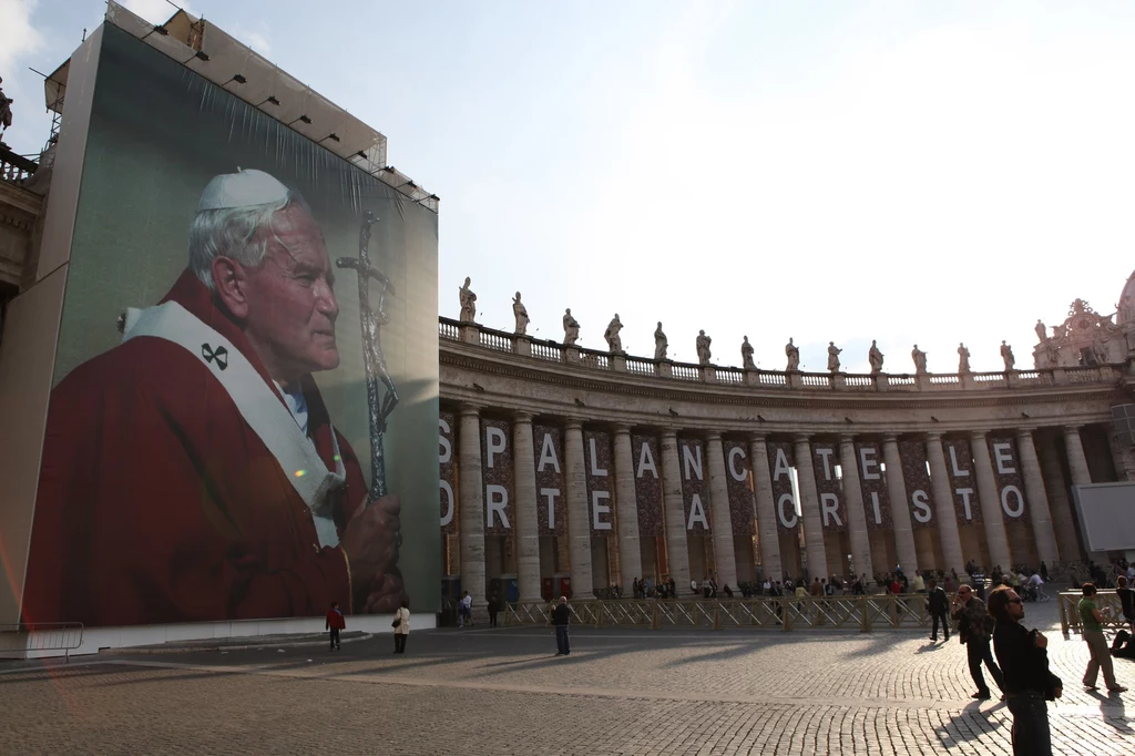 29.04.2011 Włochy, Watykan, Plac Św. Piotra - dekoracja placu przed beatyfikacją papieża Jana Pawła II