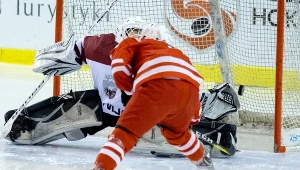 Polka Karolina Późniewska (tyłem) pokonuje bramkarkę Łotwy Kristiane Apsite