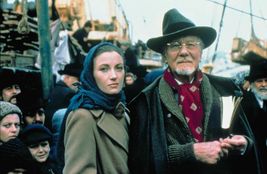 Jane z Johnem Gielgudem na planie "Wojny i pamięci"