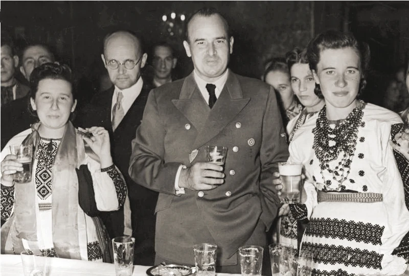 Wołodymyr Kubijowycz i Hans Frank z ukraińską delegacją dożynkową. Wawel 1943 rok Wołodymyr Kubijowycz i Hans Frank z ukraińską delegacją dożynkową. Wawel 1943 rok