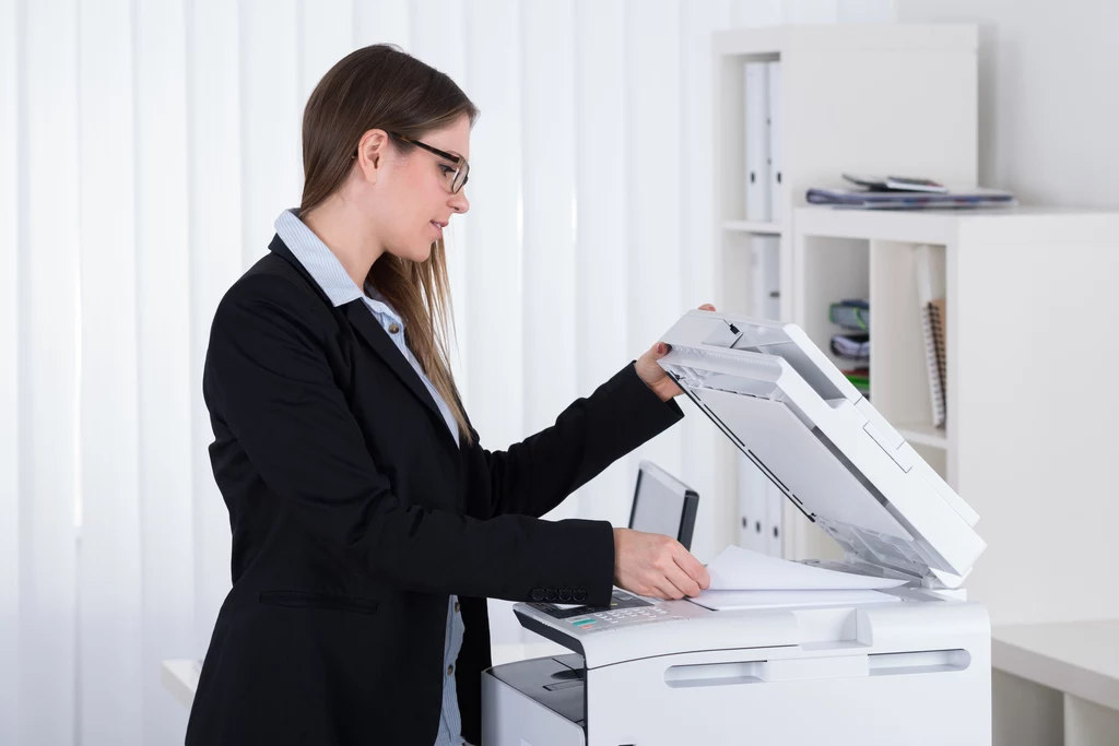 Dokumenty, które drukujemy, przechodzą przez drukarkę i poniekąd na niej zostają, mimo że wysyłamy je z komputera