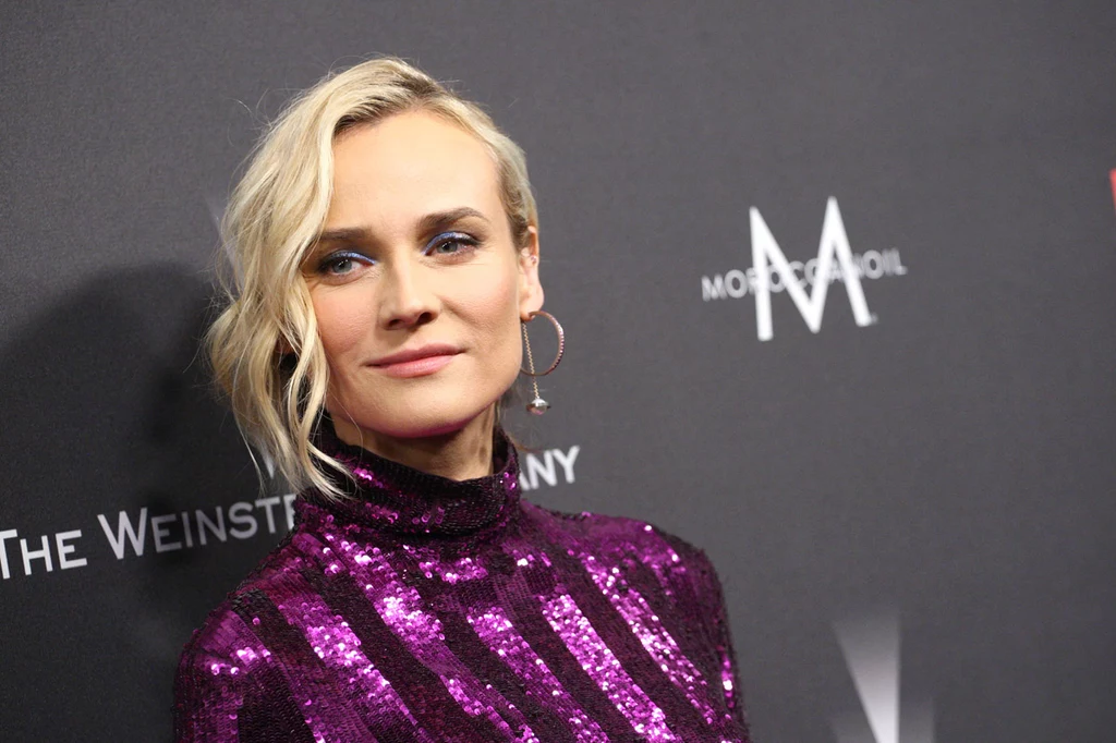 Diane Kruger zdecydowała się na najmodniejsze cięcie sezonu: lekko wystrzępionego na końcówkach boba. Na co dzień ta fryzura nie wymaga wiele uwagi.