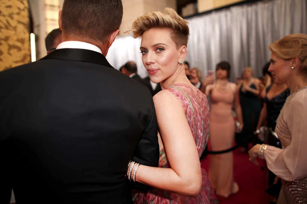 Dzięki lekkiemu podgoleniu „pod spodem” fryzura Scarlett Johansson jest lekka i łatwo się układa. Kosmyki można też okiełznać modną spinką.