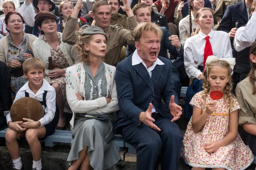 Magdalena Cielecka i Eryk Lubos w filmie "Gwiazdy"
