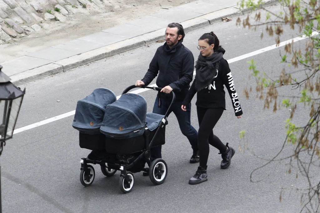 Piotr Głowacki z żoną i bliźniakami Piotr Głowacki z żoną i bliźniakami