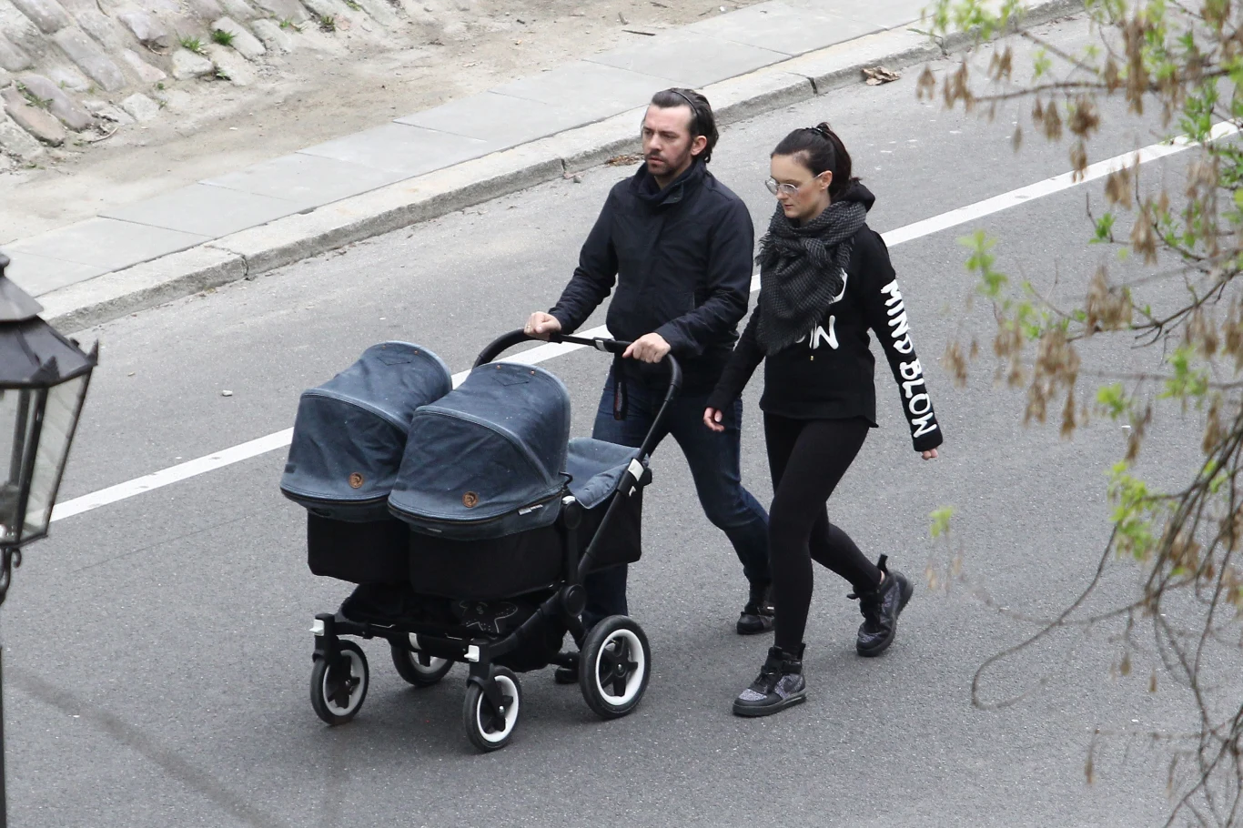 Piotr Głowacki z żoną i bliźniakami