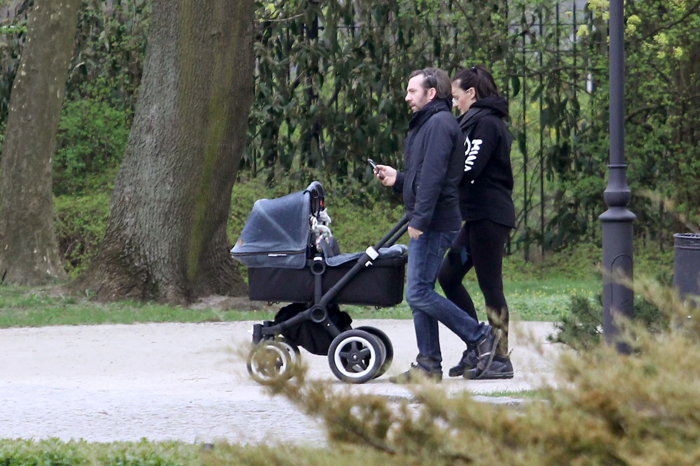 Piotr Głowacki z żoną i bliźniakami