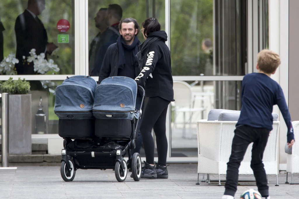 Piotr Głowacki z żoną i bliźniakami Piotr Głowacki z żoną i bliźniakami