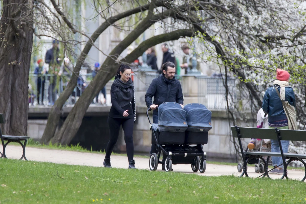Piotr Głowacki z żoną i bliźniakami Piotr Głowacki z żoną i bliźniakami
