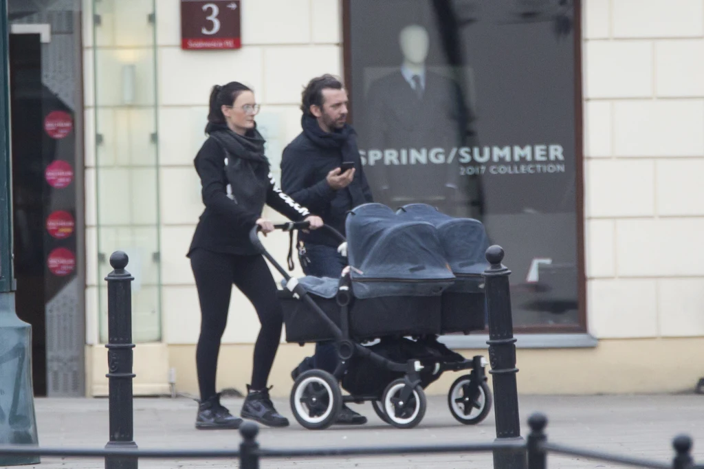 Piotr Głowacki z żoną i bliźniakami Piotr Głowacki z żoną i bliźniakami