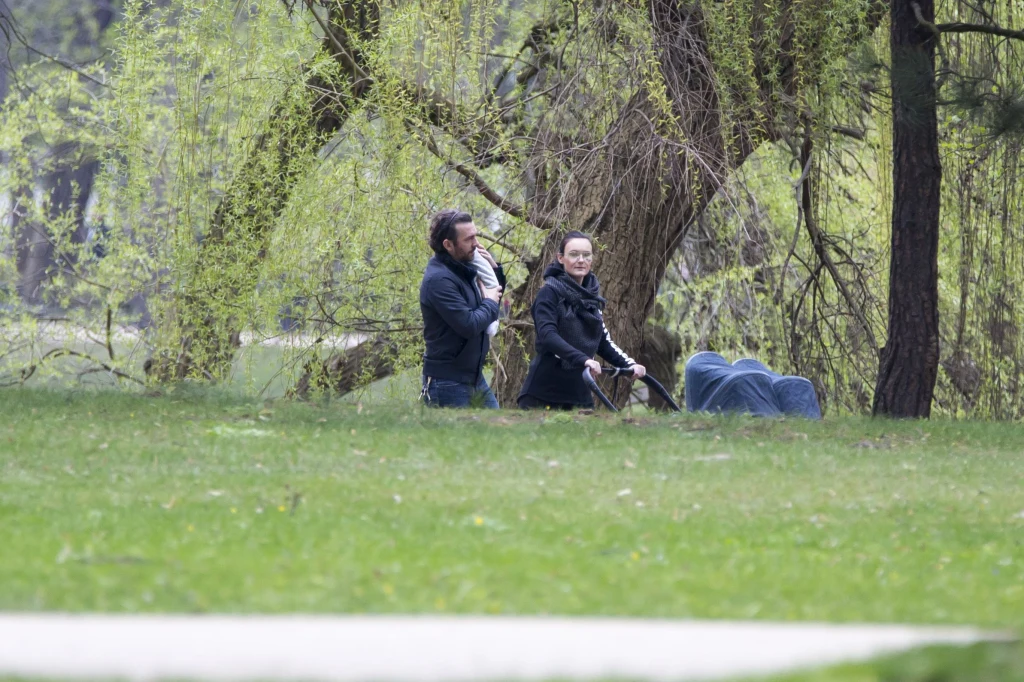 Piotr Głowacki z żoną i bliźniakami Piotr Głowacki z żoną i bliźniakami