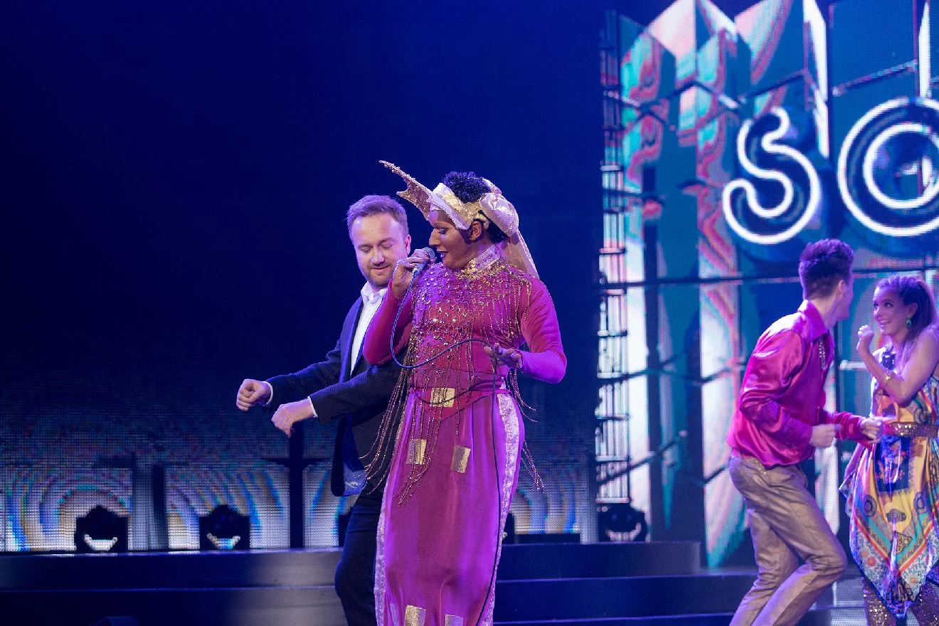 Kuba Świderski jako Liz Mitchel, wokalistka zespołu Boney M