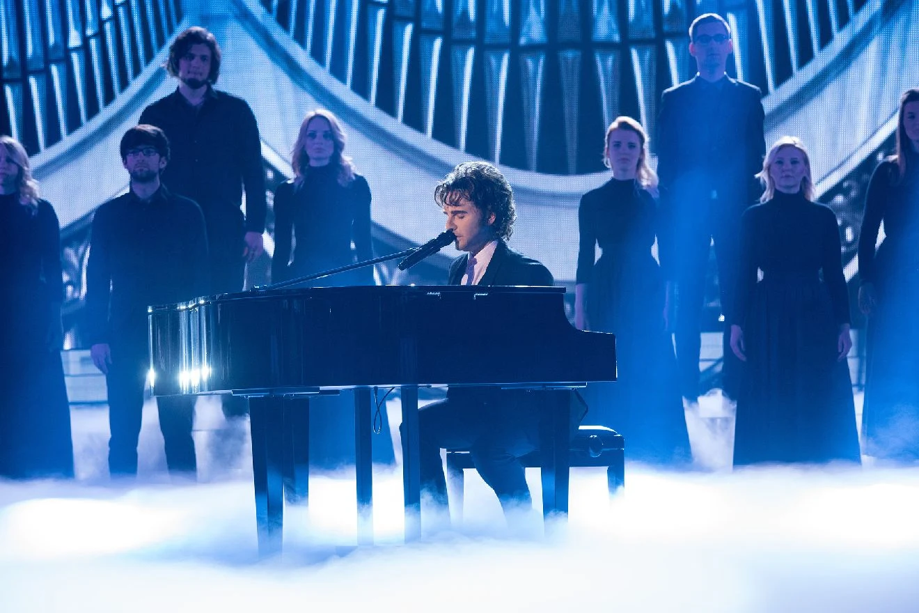 Zosia Nowakowska jako Josh Groban