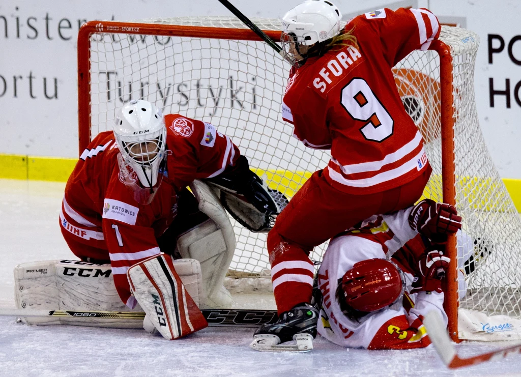 Zawodniczki reprezentacji Polski Martyna Sass (L) i Patrycja Sfora (C) oraz Rui Zhu (P) z reprezentacji Chin Zawodniczki reprezentacji Polski Martyna Sass (L) i Patrycja Sfora (C) oraz Rui Zhu (P) z reprezentacji Chin