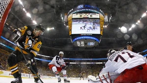 Sidney Crosby strzela na 1-0 dla Pittsburgh Penguins w meczu z Columbus.