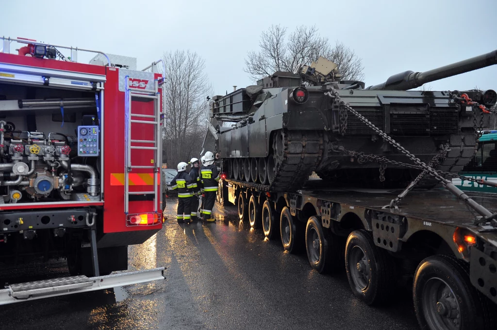 Mirosławiec, 23 lutego 2017. Przewożąca czołg laweta wojsk USA zahaczyła podczas wymijania o dwa tiry; w zdarzeniu uczestniczył także bus. Nikomu nic się nie stało