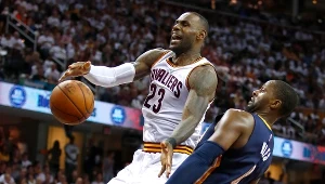 LeBron James (z lewej) w meczu z Indiana Pacers