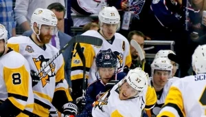 Carter Rowney (#37) z Pittsburgh Penguins próbował przedrzeć się pod bandą.