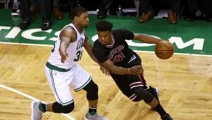 Jimmy Butler #21 z Chicago Bulls mija Marcusa Smarta #36 z Boston Celtic
