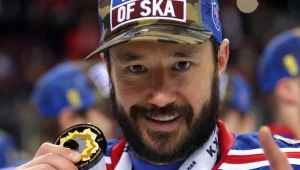 Ilja Kowalczuk ze złotym medalem za wygranie KHL.