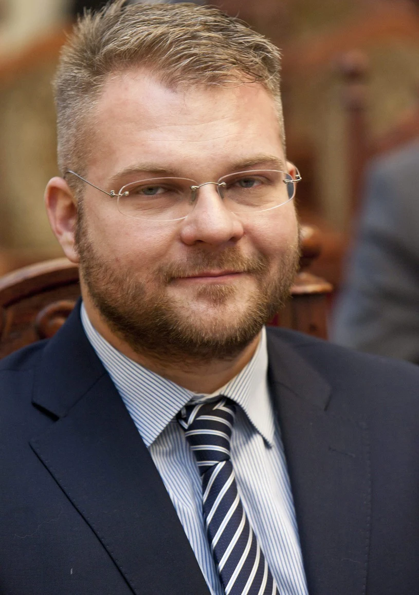 Szczęśliwy mąż i ojciec dwóch wspaniałych córeczek - tak Rafał Piasecki napisał o sobie na Facebooku Szczęśliwy mąż i ojciec dwóch wspaniałych córeczek - tak Rafał Piasecki napisał o sobie na Facebooku