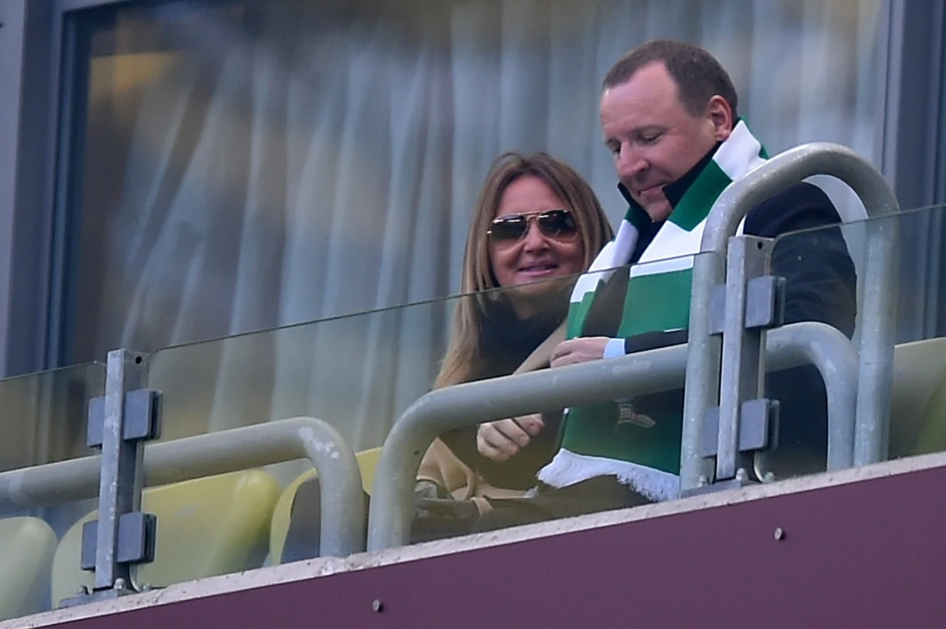 Jacek Kurski z ukochaną na meczu Lechia Gdańsk-Arka Gdynia